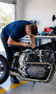 ۱۰ وسیله ضروری برای نگهداری حرفه‌ای موتور سیکلت در خانه 🏍️🛠️