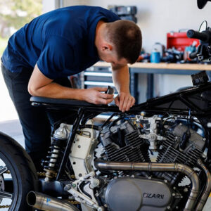 ۱۰ وسیله ضروری برای نگهداری حرفه‌ای موتور سیکلت در خانه 🏍️🛠️