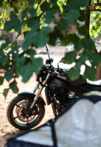 🏍️ نگهداری موتور سیکلت در پارکینگ روباز؛ چه خطراتی دارد؟