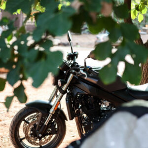 🏍️ نگهداری موتور سیکلت در پارکینگ روباز؛ چه خطراتی دارد؟