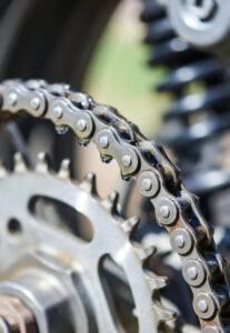 🛠️ بهترین زمان روغن‌کاری زنجیر موتور سیکلت برای افزایش عمر زنجیر